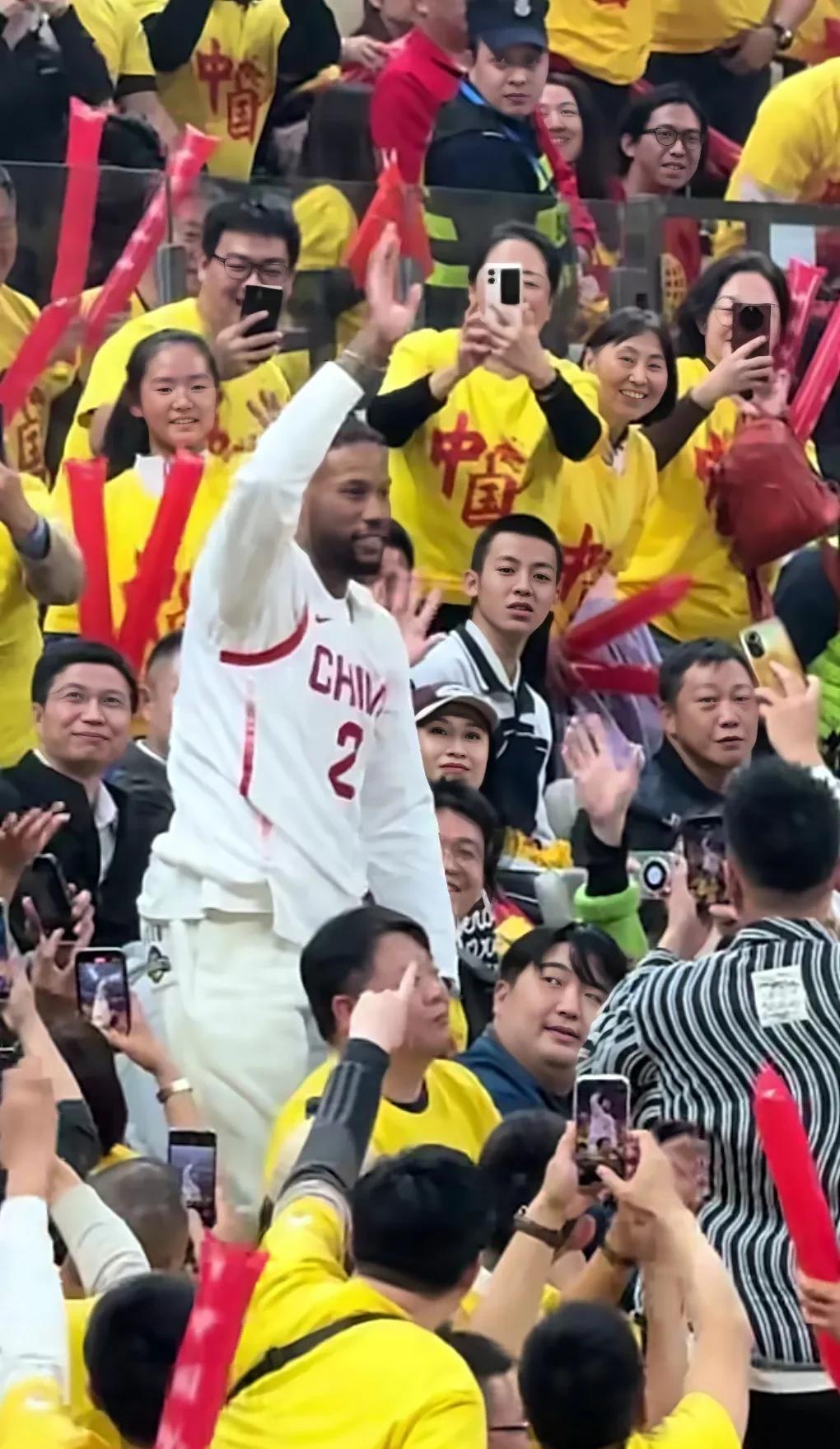 包含真情相见！球员家属现场助威呐喊加油的词条