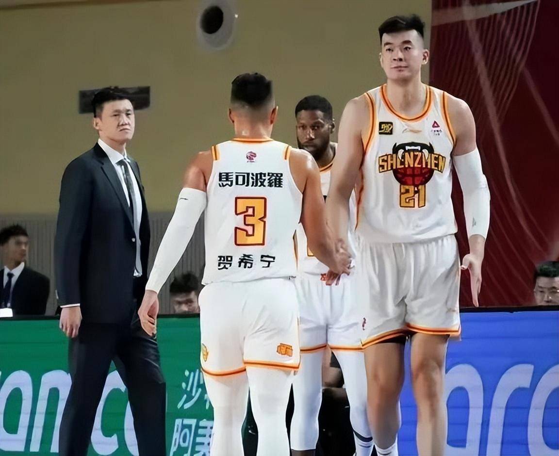 辽宁队在体育馆内迎战对手，赢得比赛的胜利的简单介绍