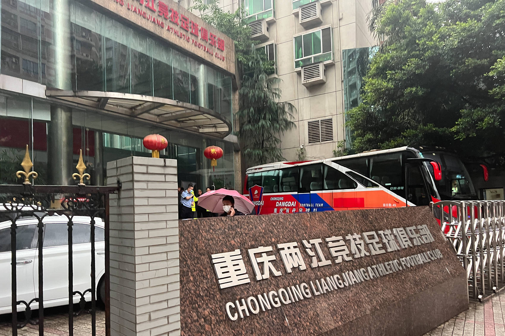 重庆队将在本周末的足球赛事中迎战北京队